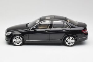 Mercedes C-Class W204 Avantgarde Obsidian Schwarz AUTOart 1:18 76264-R1 Metall — Bild 4 von 8