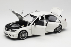 Mercedes AMG C63 W204 Weiss AUTOart 1:18 72674-R1 Metall — Bild 2 von 8