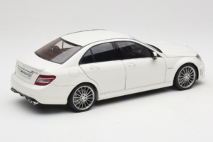 Mercedes AMG C63 W204 Weiss AUTOart 1:18 72674-R1 Metall — Bild 3 von 8