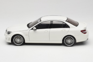 Mercedes AMG C63 W204 Weiss AUTOart 1:18 72674-R1 Metall — Bild 4 von 8