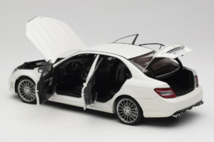 Mercedes AMG C63 W204 Weiss AUTOart 1:18 72674-R1 Metall — Bild 5 von 8