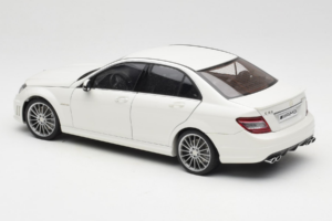 Mercedes AMG C63 W204 Weiss AUTOart 1:18 72674-R1 Metall — Bild 7 von 8