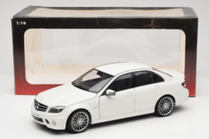 Mercedes AMG C63 W204 Weiss AUTOart 1:18 72674-R1 Metall — Bild 8 von 8