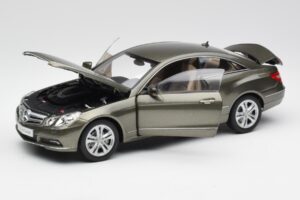 Mercedes E-Class Coupe C207 Titanite Grau Metallic Minichamps 1:18 B66962419 Metall — Bild 2 von 8