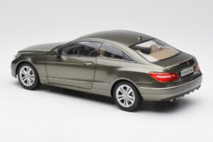 Mercedes E-Class Coupe C207 Titanite Grau Metallic Minichamps 1:18 B66962419 Metall — Bild 7 von 8