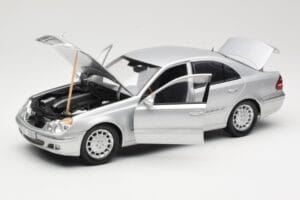 Mercedes E-Class W211 Silber Kyosho 1:18 B66962146 Metall — Bild 2 von 8