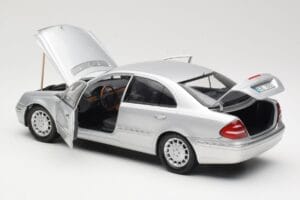 Mercedes E-Class W211 Silber Kyosho 1:18 B66962146 Metall — Bild 5 von 8