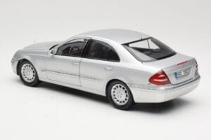 Mercedes E-Class W211 Silber Kyosho 1:18 B66962146 Metall — Bild 7 von 8