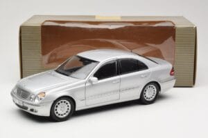 Mercedes E-Class W211 Silber Kyosho 1:18 B66962146 Metall — Bild 8 von 8
