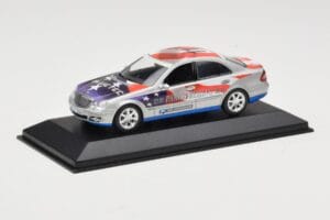 Mercedes E-Class W211 #11 Bluetec Paris-Beijing 2006 Minichamps 1:43 B66962267-R Metall — Bild 2 von 4