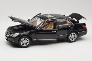 Mercedes E-Class W211 Schwarz Maisto 1:18 31172 Metall — Bild 2 von 8