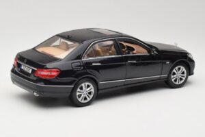 Mercedes E-Class W211 Schwarz Maisto 1:18 31172 Metall — Bild 3 von 8