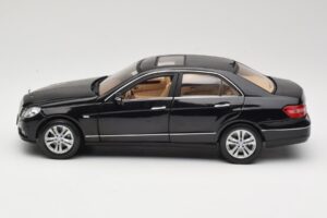 Mercedes E-Class W211 Schwarz Maisto 1:18 31172 Metall — Bild 4 von 8