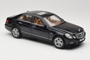 Mercedes E-Class W211 Schwarz Maisto 1:18 31172 Metall — Bild 6 von 8