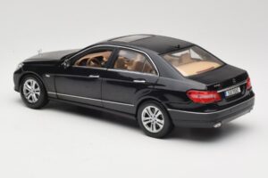 Mercedes E-Class W211 Schwarz Maisto 1:18 31172 Metall — Bild 7 von 8