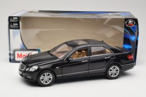 Mercedes E-Class W211 Schwarz Maisto 1:18 31172 Metall — Bild 8 von 8