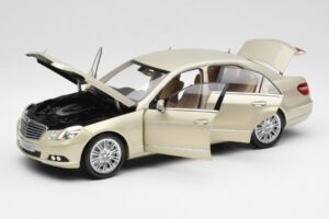 Mercedes E-Class W212 Elegance Pearl Beige Metallic Minichamps 1:18 B66960215 Metall — Bild 2 von 8