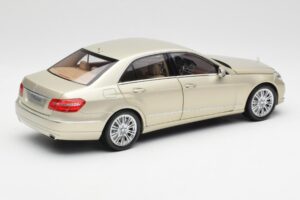Mercedes E-Class W212 Elegance Pearl Beige Metallic Minichamps 1:18 B66960215 Metall — Bild 3 von 8