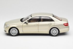 Mercedes E-Class W212 Elegance Pearl Beige Metallic Minichamps 1:18 B66960215 Metall — Bild 4 von 8