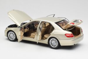 Mercedes E-Class W212 Elegance Pearl Beige Metallic Minichamps 1:18 B66960215 Metall — Bild 5 von 8