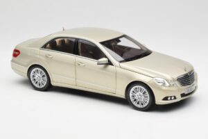Mercedes E-Class W212 Elegance Pearl Beige Metallic Minichamps 1:18 B66960215 Metall — Bild 6 von 8