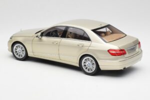 Mercedes E-Class W212 Elegance Pearl Beige Metallic Minichamps 1:18 B66960215 Metall — Bild 7 von 8