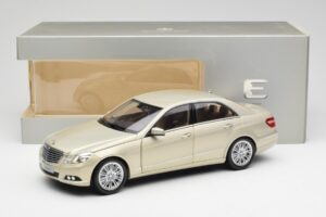 Mercedes E-Class W212 Elegance Pearl Beige Metallic Minichamps 1:18 B66960215 Metall — Bild 8 von 8