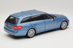 Mercedes E-Class W212 Estate Indigolith Metallic Blue Minichamps 1:18 B66962449 Metall — Bild 3 von 8