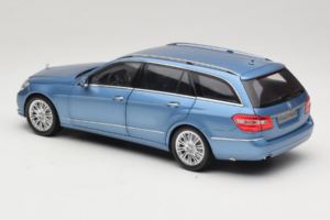 Mercedes E-Class W212 Estate Indigolith Metallic Blue Minichamps 1:18 B66962449 Metall — Bild 7 von 8