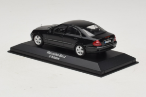Mercedes E-Class W211 Schwarz Minichamps 1:43 B66961950 Metall — Bild 3 von 4