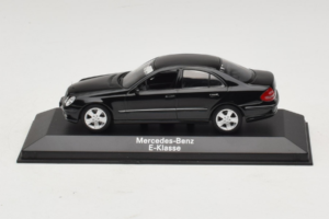 Mercedes E-Class W211 Schwarz Minichamps 1:43 B66961950 Metall