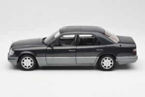 Mercedes E320 W124 Nautik Blau Metallic Dealer Edition AUTOart 1:18 B66040508 Metall — Bild 4 von 8