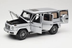 Mercedes G-Class G 500 W463A Iridium Silver Metallic Minichamps 1:18 113037112 Metall — Bild 2 von 8