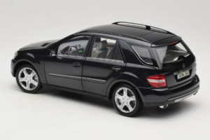 Mercedes ML W164 Obsidian Black Händler Edition Minichamps 1:18 B66962321 Metall — Bild 7 von 8