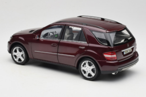 Mercedes ML W164 Red Metallic Minichamps 1:18 150034500 Metall — Bild 7 von 8