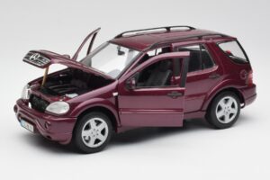 Mercedes ML55 AMG W163 Lila Maisto 1:18 31876 Metall — Bild 2 von 8
