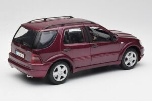 Mercedes ML55 AMG W163 Lila Maisto 1:18 31876 Metall — Bild 3 von 8