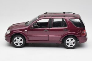 Mercedes ML55 AMG W163 Lila Maisto 1:18 31876 Metall — Bild 4 von 8