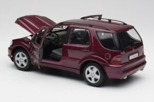 Mercedes ML55 AMG W163 Lila Maisto 1:18 31876 Metall — Bild 5 von 8
