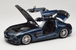 Mercedes SLS AMG Black Series Daytona Blue Metallic Minichamps 1:18 110033026 Metall — Bild 2 von 8