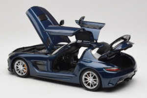 Mercedes SLS AMG Black Series Daytona Blue Metallic Minichamps 1:18 110033026 Metall — Bild 5 von 8
