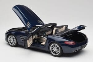 Mercedes SLS AMG R197 Roadster South Seas Blau Minichamps 1:18 100039031 Metall — Bild 5 von 8