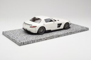 Mercedes Brabus SLS AMG 700 Biturbo Pearl Weiß Minichamps 1:18 107032020 Metall — Bild 2 von 6
