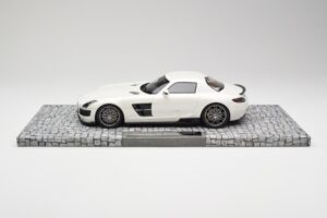 Mercedes Brabus SLS AMG 700 Biturbo Pearl Weiß Minichamps 1:18 107032020 Metall — Bild 3 von 6