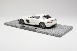 Mercedes Brabus SLS AMG 700 Biturbo Pearl Weiß Minichamps 1:18 107032020 Metall — Bild 5 von 6