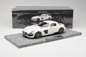 Mercedes Brabus SLS AMG 700 Biturbo Pearl Weiß Minichamps 1:18 107032020 Metall — Bild 6 von 6