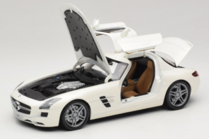 Mercedes SLS AMG Designo Mystic White Museum Edition Minichamps 1:18 B66055551 Metall — Bild 2 von 8