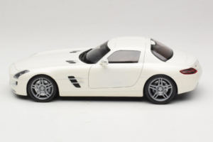 Mercedes SLS AMG Designo Mystic White Museum Edition Minichamps 1:18 B66055551 Metall — Bild 4 von 8