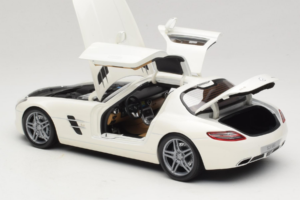 Mercedes SLS AMG Designo Mystic White Museum Edition Minichamps 1:18 B66055551 Metall — Bild 5 von 8
