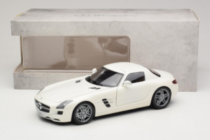 Mercedes SLS AMG Designo Mystic White Museum Edition Minichamps 1:18 B66055551 Metall — Bild 8 von 8
